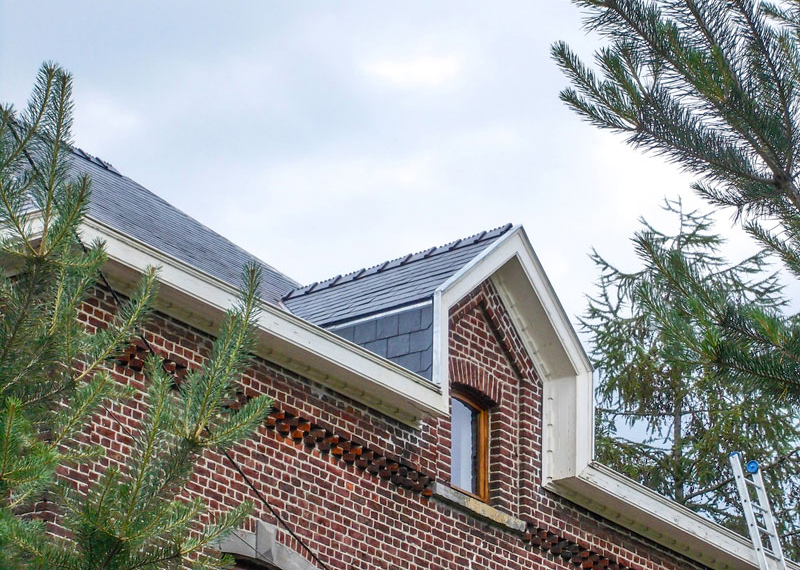 Faîtage en grès type crête de coq - Ernage