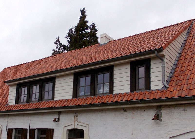 Tuile Koramic 451 vieilli rouge avec bardage en sidings Eternit Noduwez